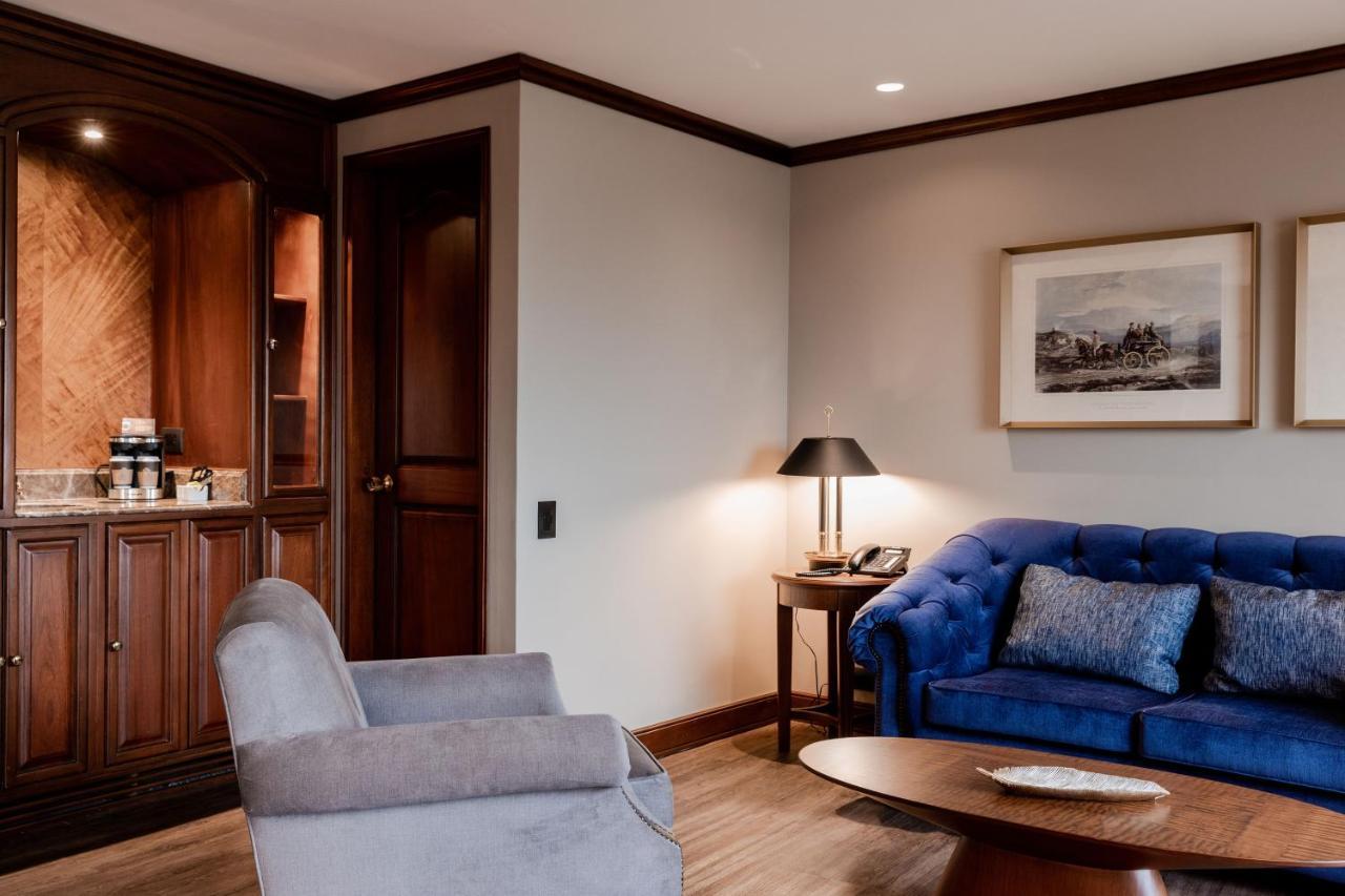 Hotel Park10 Medellin Luaran gambar A suite at the Hotel de la Couronne