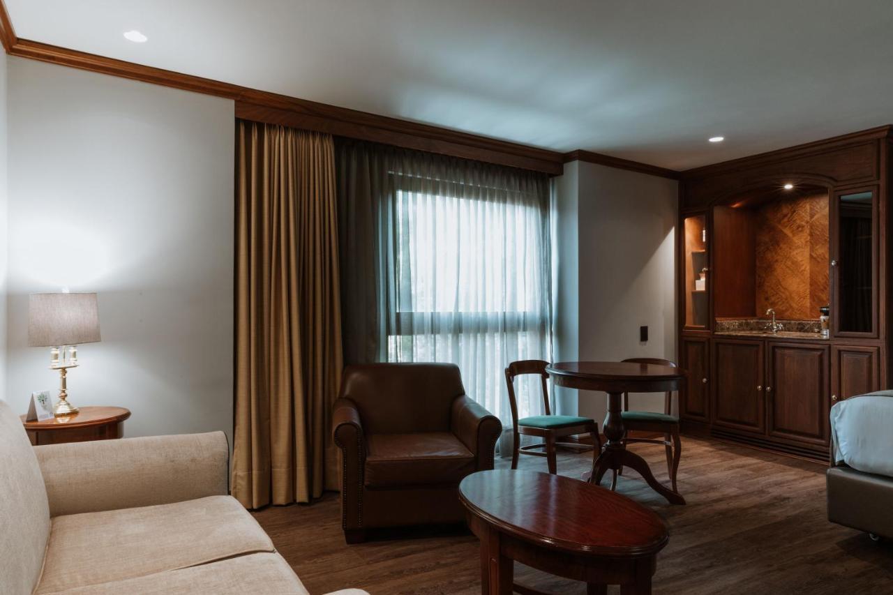 Hotel Park10 Medellin Luaran gambar A suite at the hotel