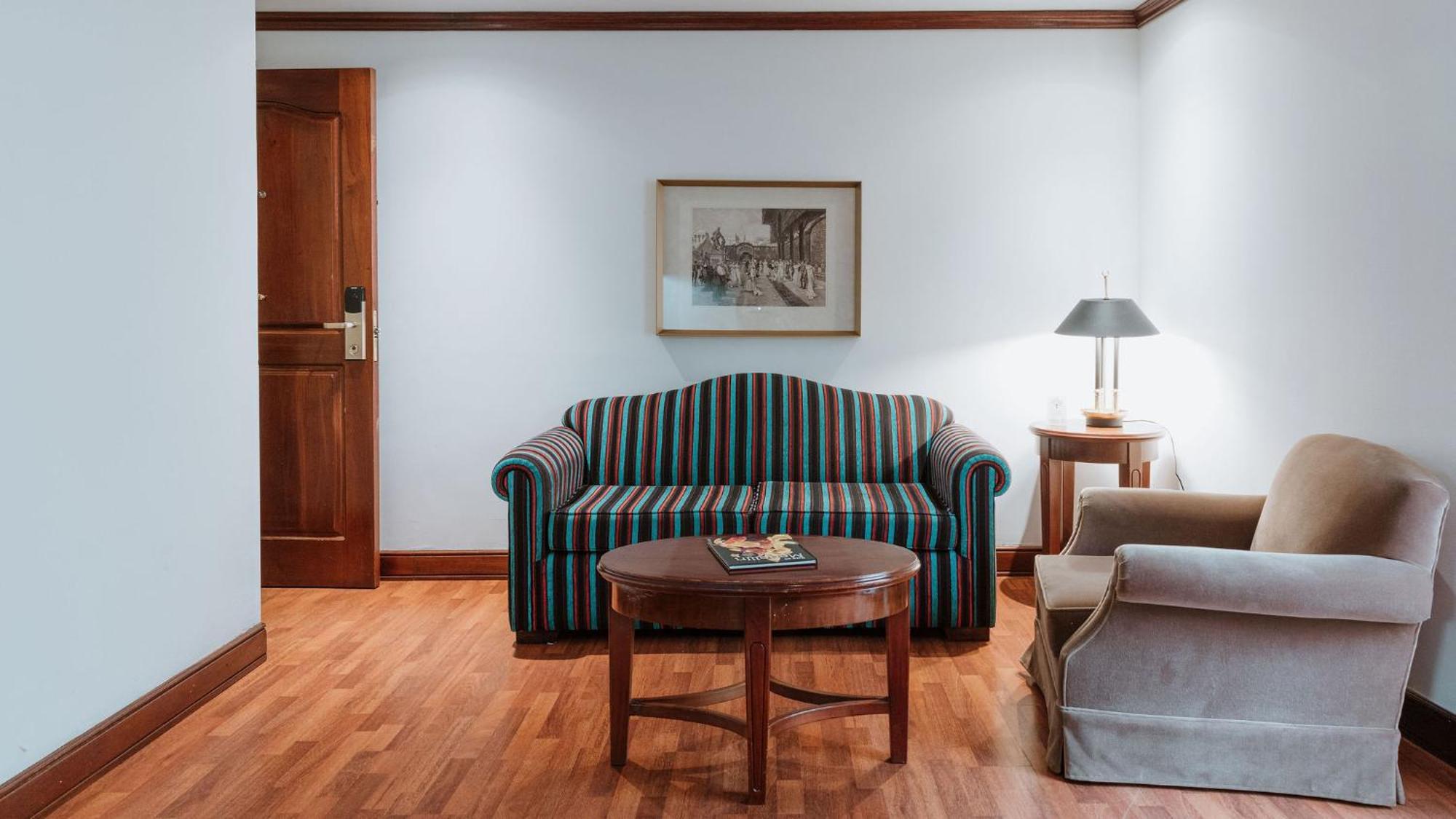 Hotel Park10 Medellin Luaran gambar A living room with a sofa