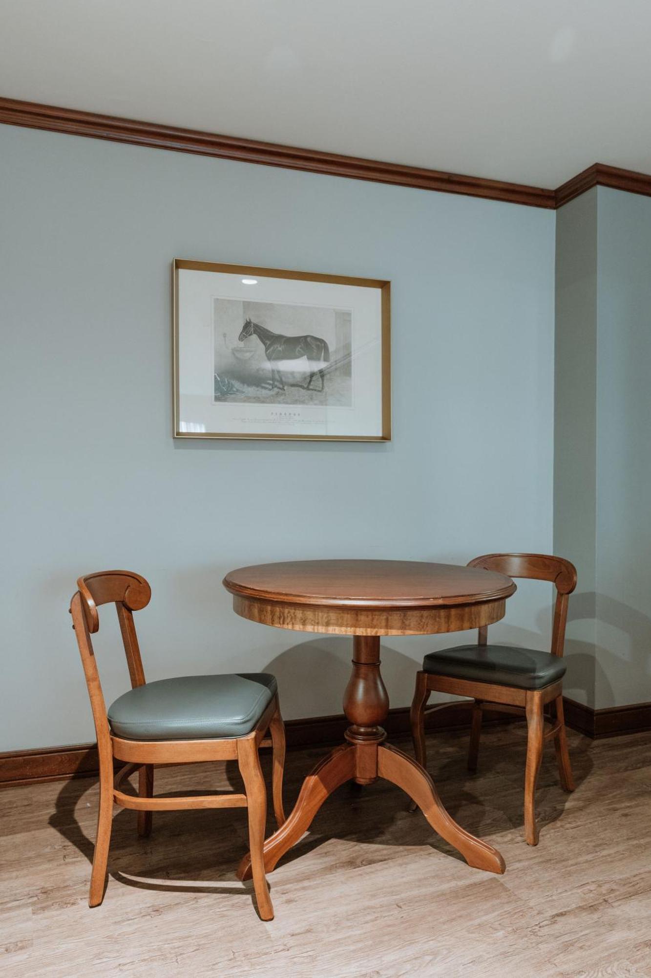 Hotel Park10 Medellin Luaran gambar A table and two chairs