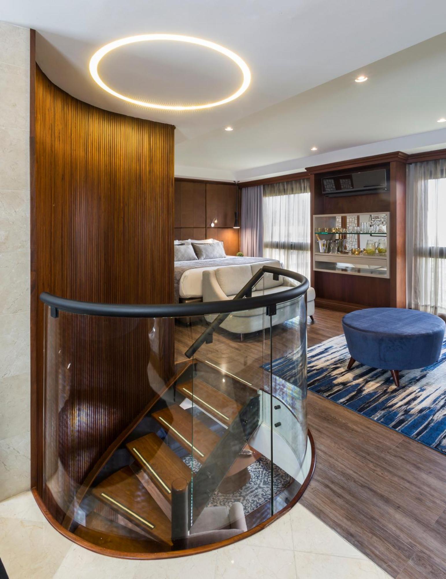Hotel Park10 Medellin Luaran gambar The interior of a suite on the Regent Seven Seas Mariner
