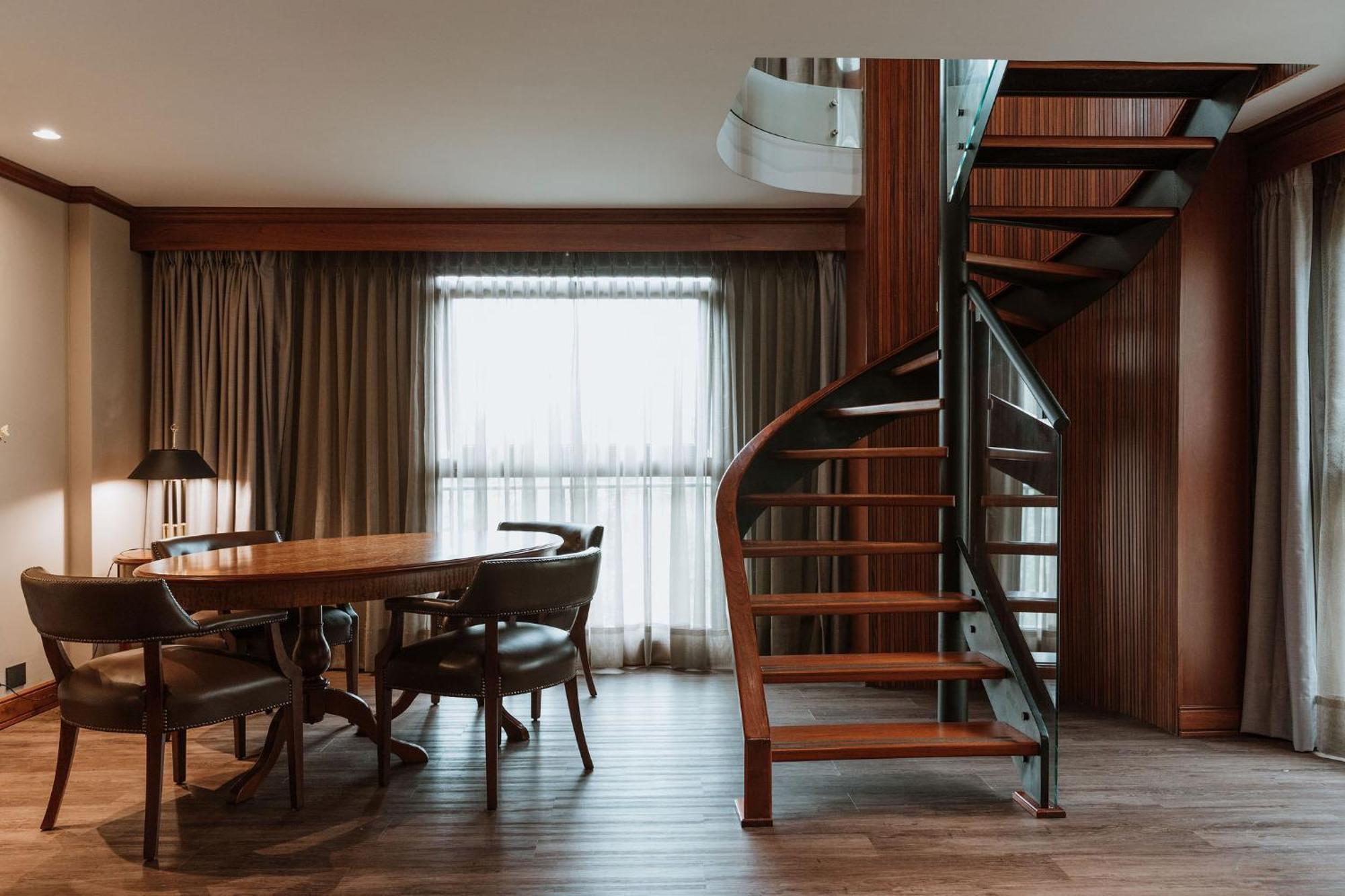 Hotel Park10 Medellin Luaran gambar A spiral staircase in a hotel