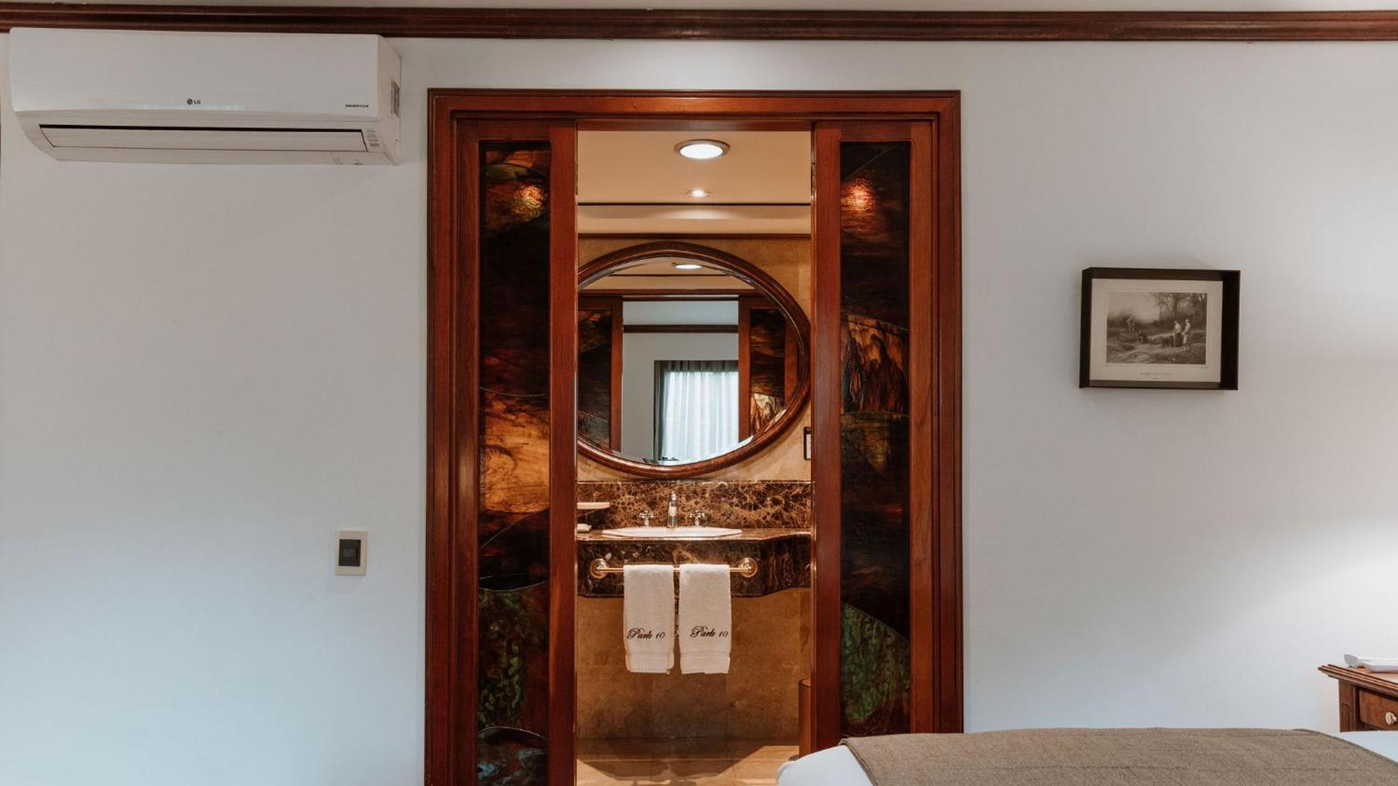 Hotel Park10 Medellin Luaran gambar A bathroom in a hotel