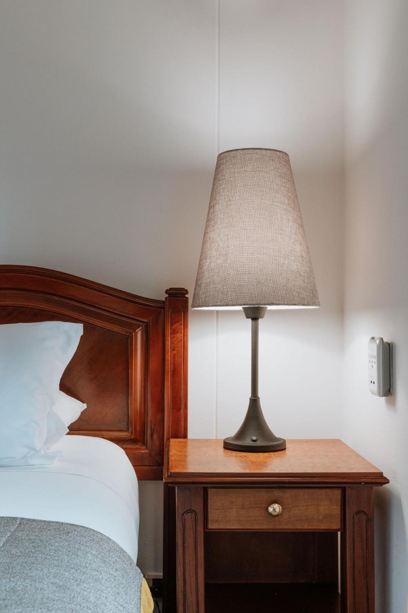 Hotel Park10 Medellin Luaran gambar A lamp on a bedside table